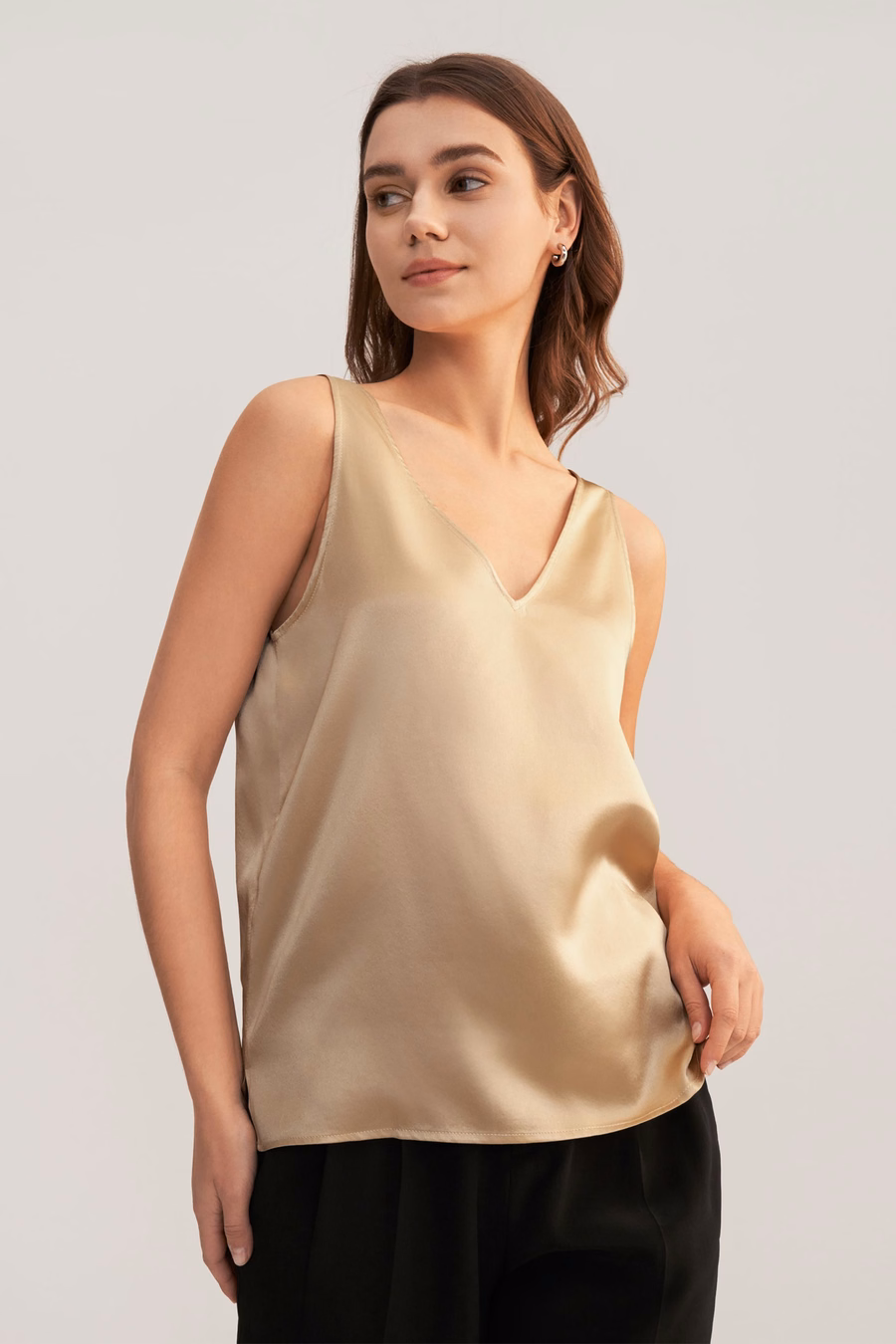 Tank top z dekoltem w serek bez rękawów z jedwabiu