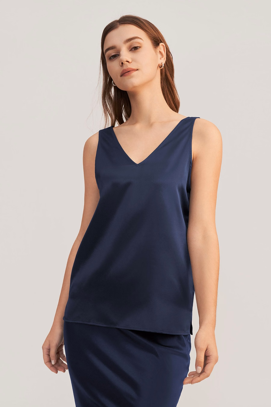 Tank top z dekoltem w serek bez rękawów z jedwabiu