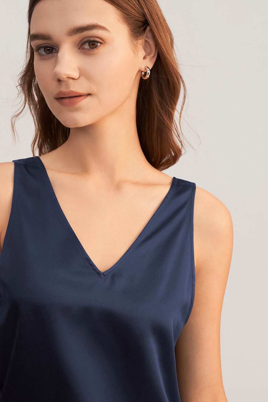 Tank top z dekoltem w serek bez rękawów z jedwabiu