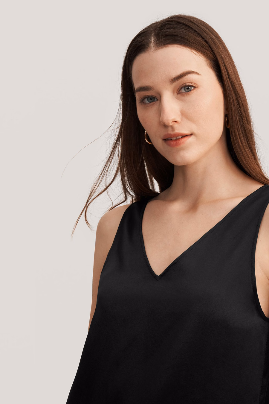 Tank top z dekoltem w serek bez rękawów z jedwabiu
