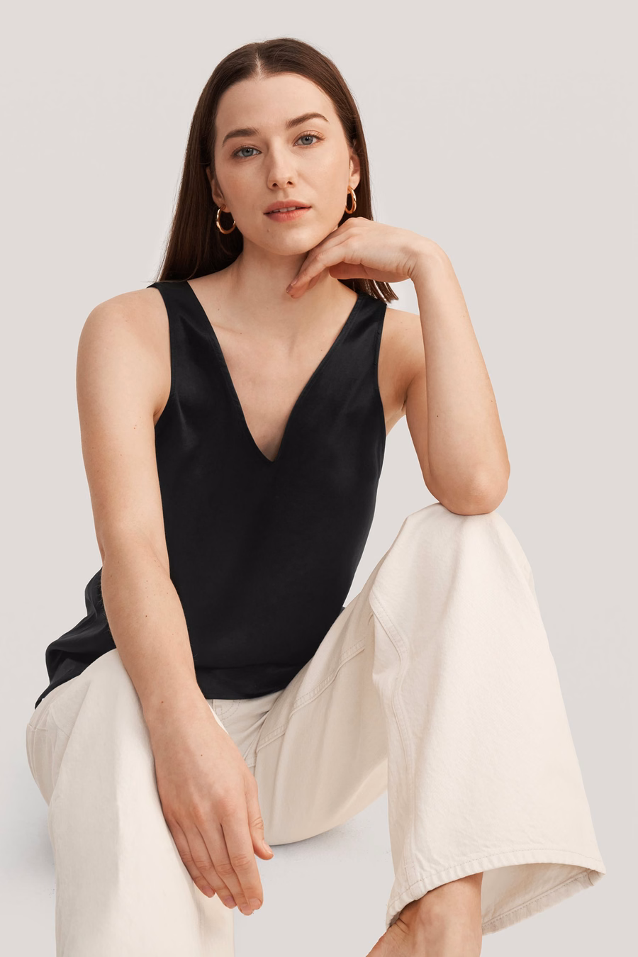 Tank top z dekoltem w serek bez rękawów z jedwabiu