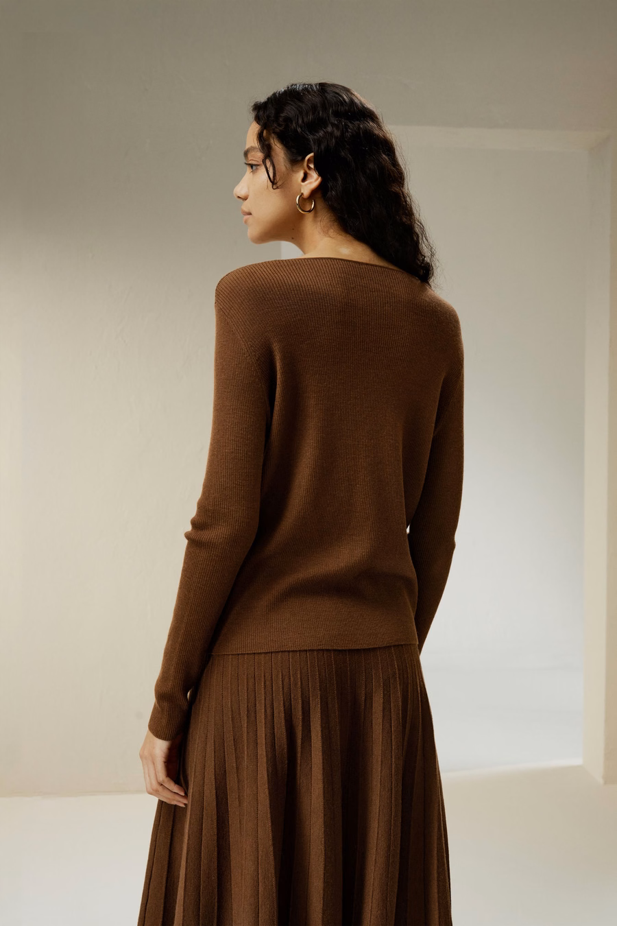 Sweter z dekoltem w serek z ultra cienkiej wełny merino