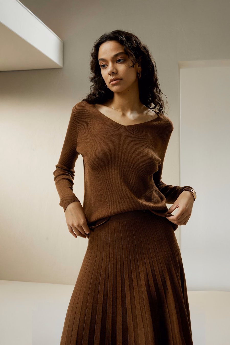 Sweter z dekoltem w serek z ultra cienkiej wełny merino