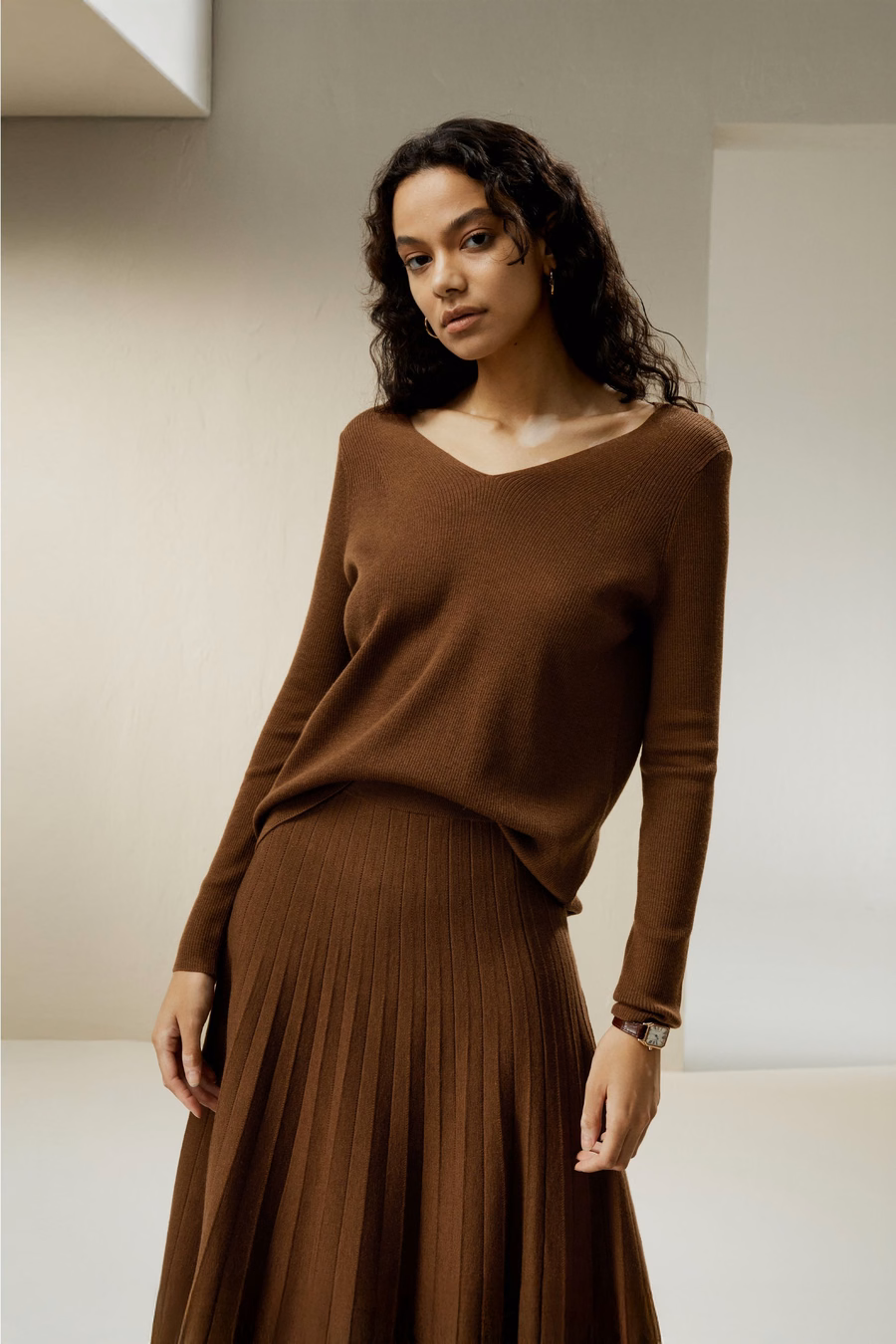 Sweter z dekoltem w serek z ultra cienkiej wełny merino
