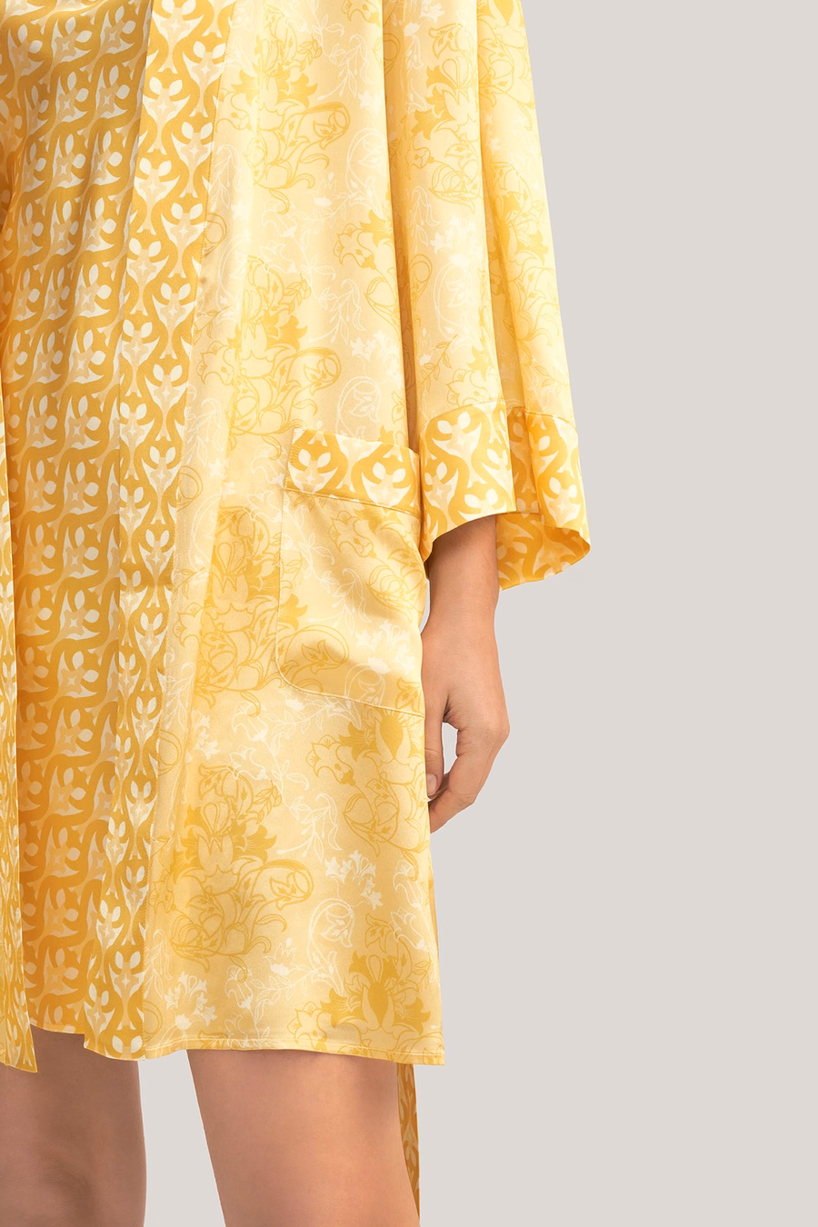 Złoty jedwabny kimono szlafrok