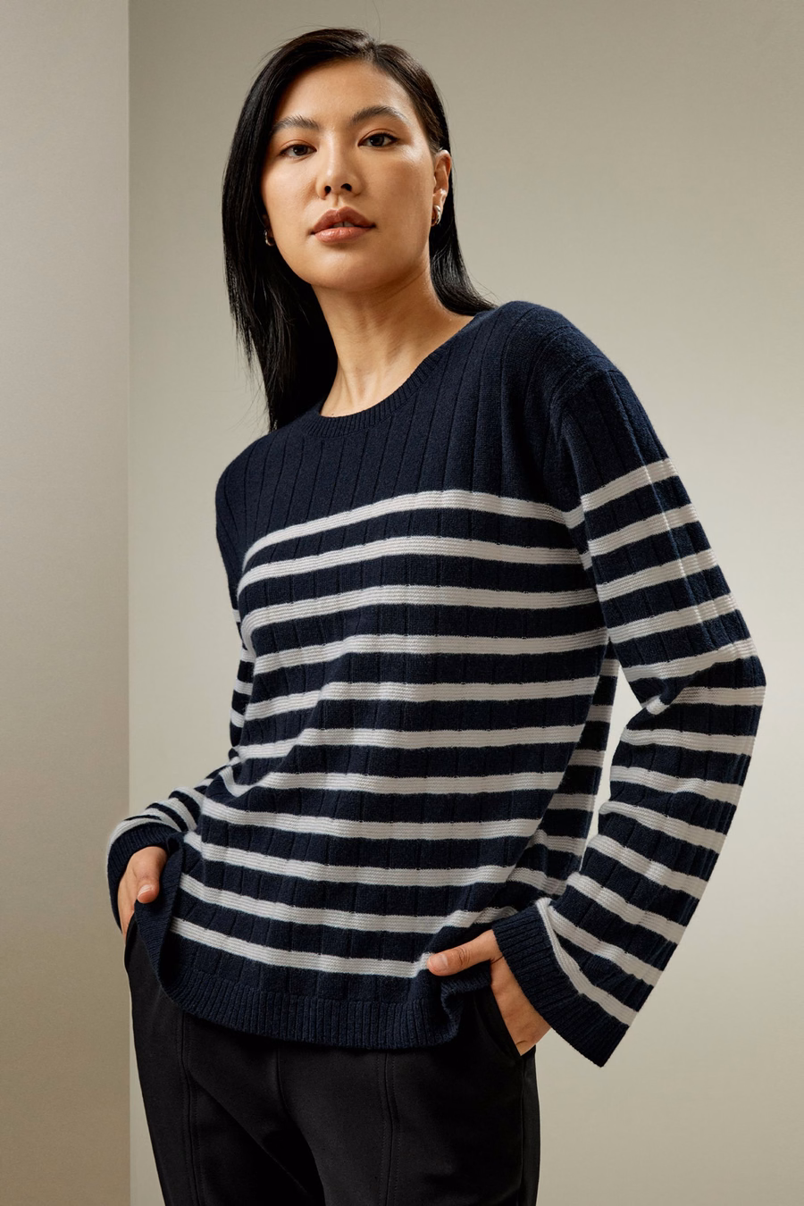 Sweter z kaszmiru w paski z opadającymi ramionami