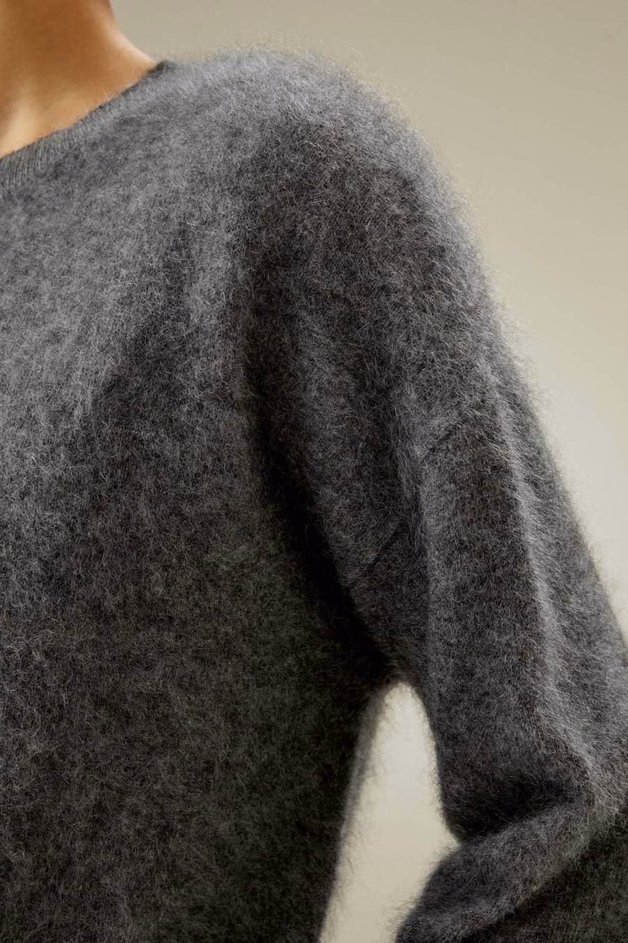Sweter z kaszmiru z luźnymi ramionami