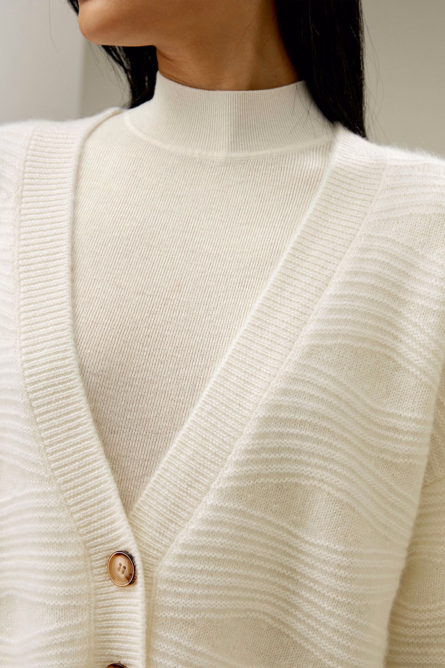 Cardigan z kaszmiru w falach wodnych