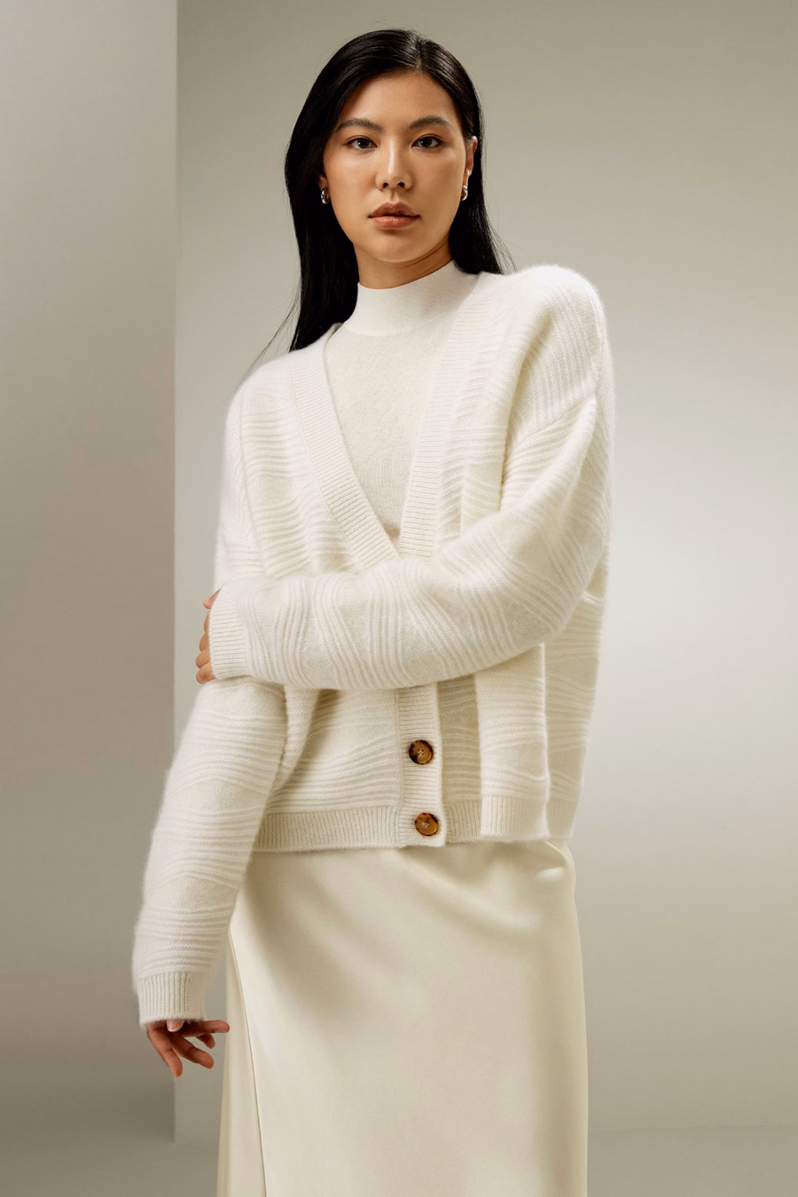 Cardigan z kaszmiru w falach wodnych
