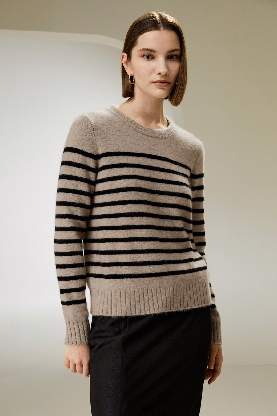 Sweter z kaszmiru z okrągłym kołnierzem w paski