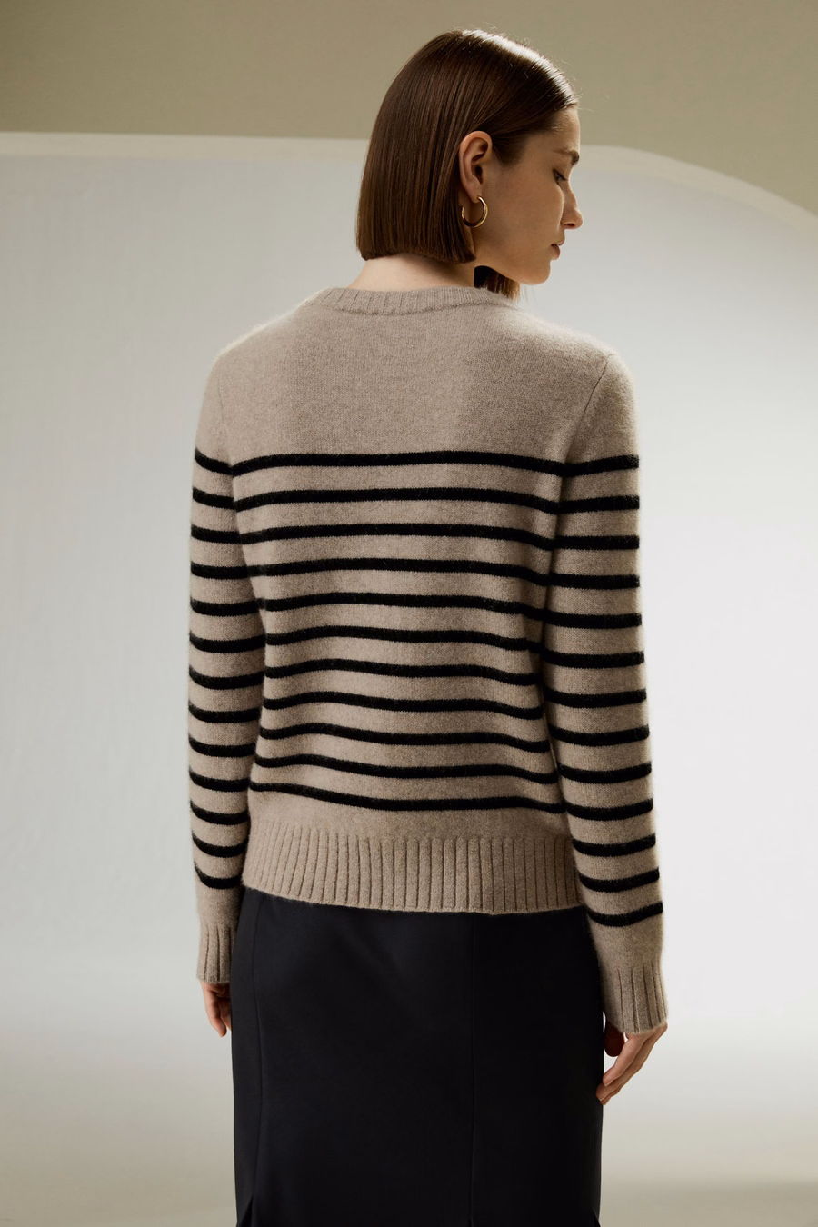 Sweter z kaszmiru z okrągłym kołnierzem w paski