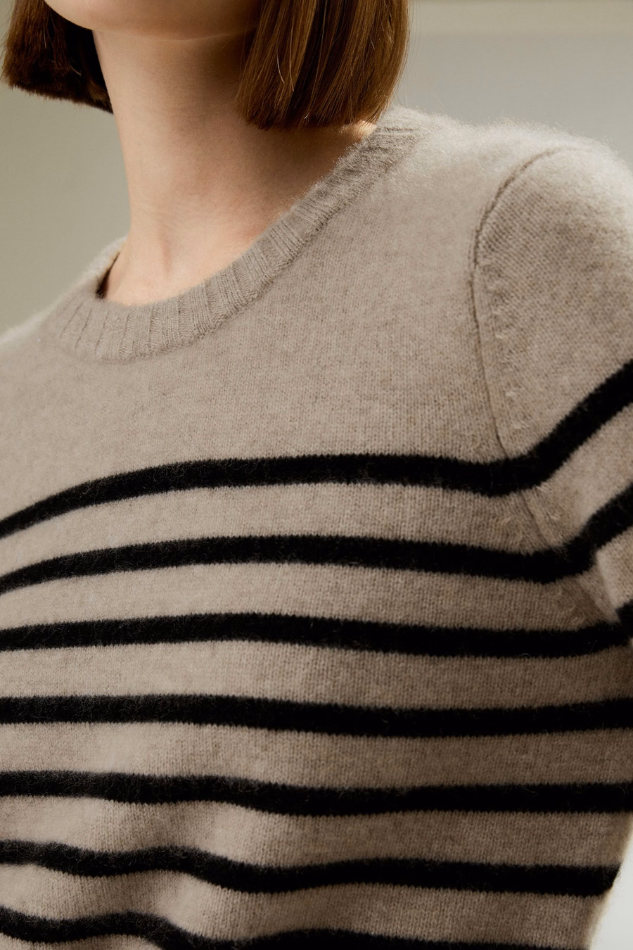 Sweter z kaszmiru z okrągłym kołnierzem w paski