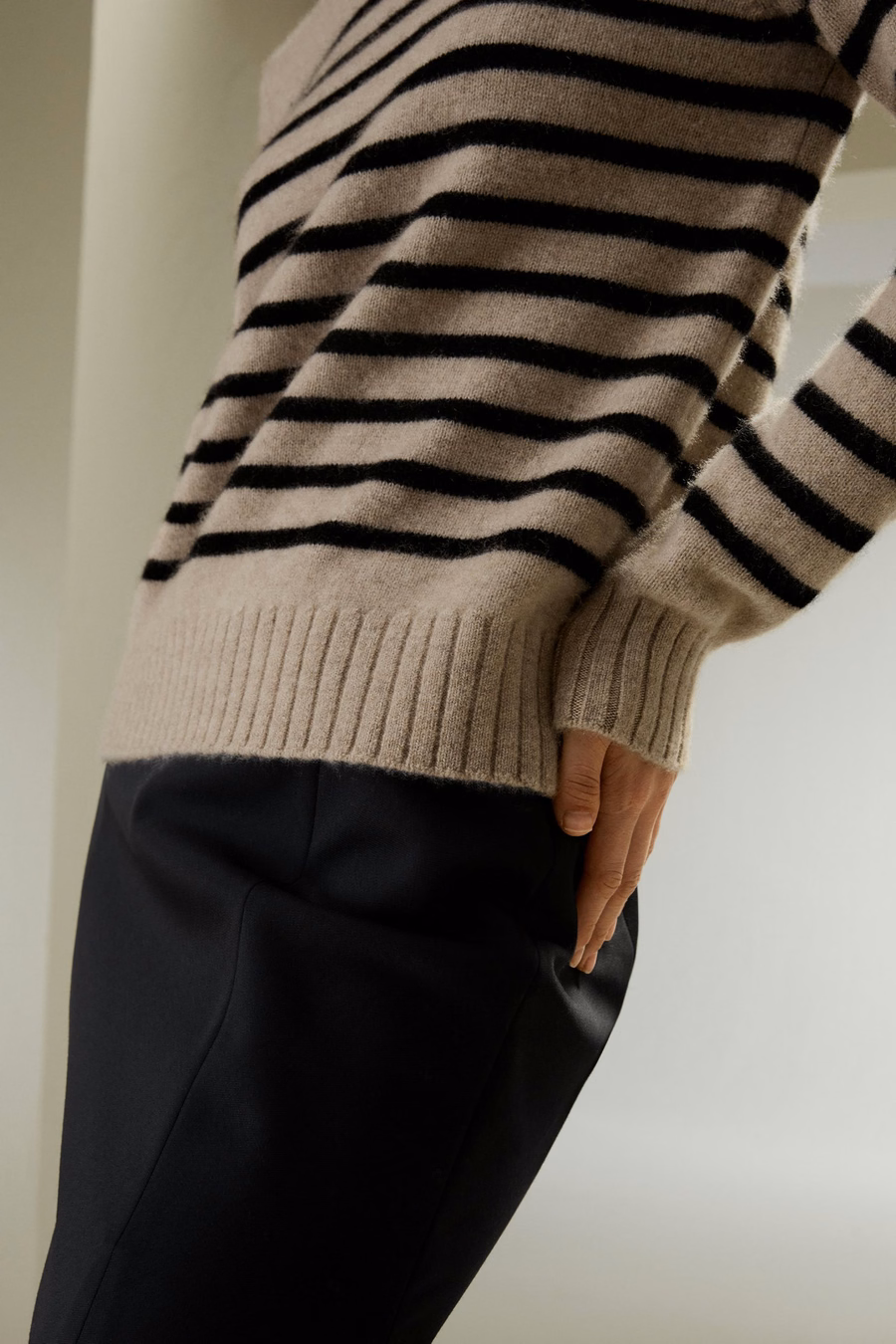 Sweter z kaszmiru z okrągłym kołnierzem w paski