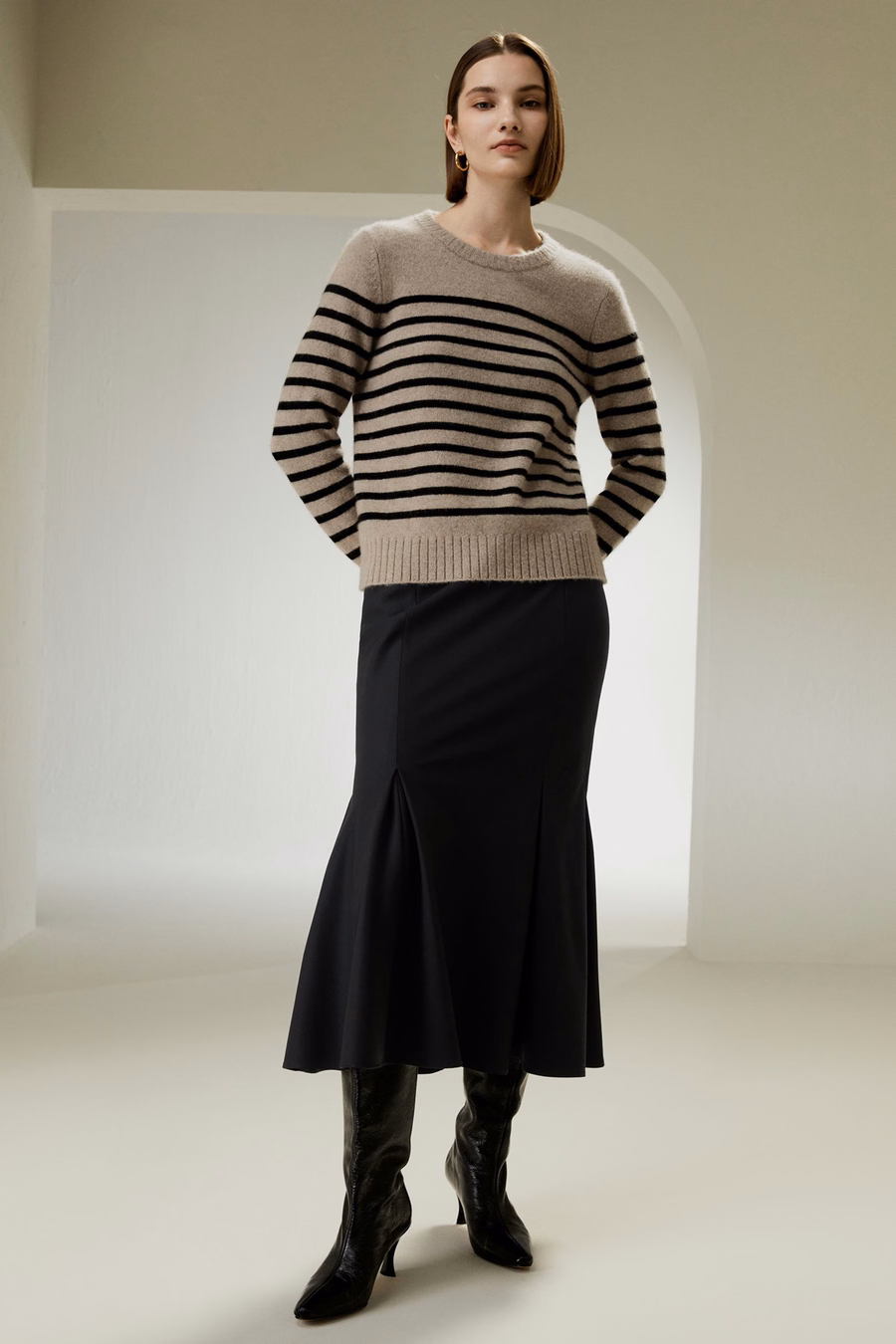 Sweter z kaszmiru z okrągłym kołnierzem w paski