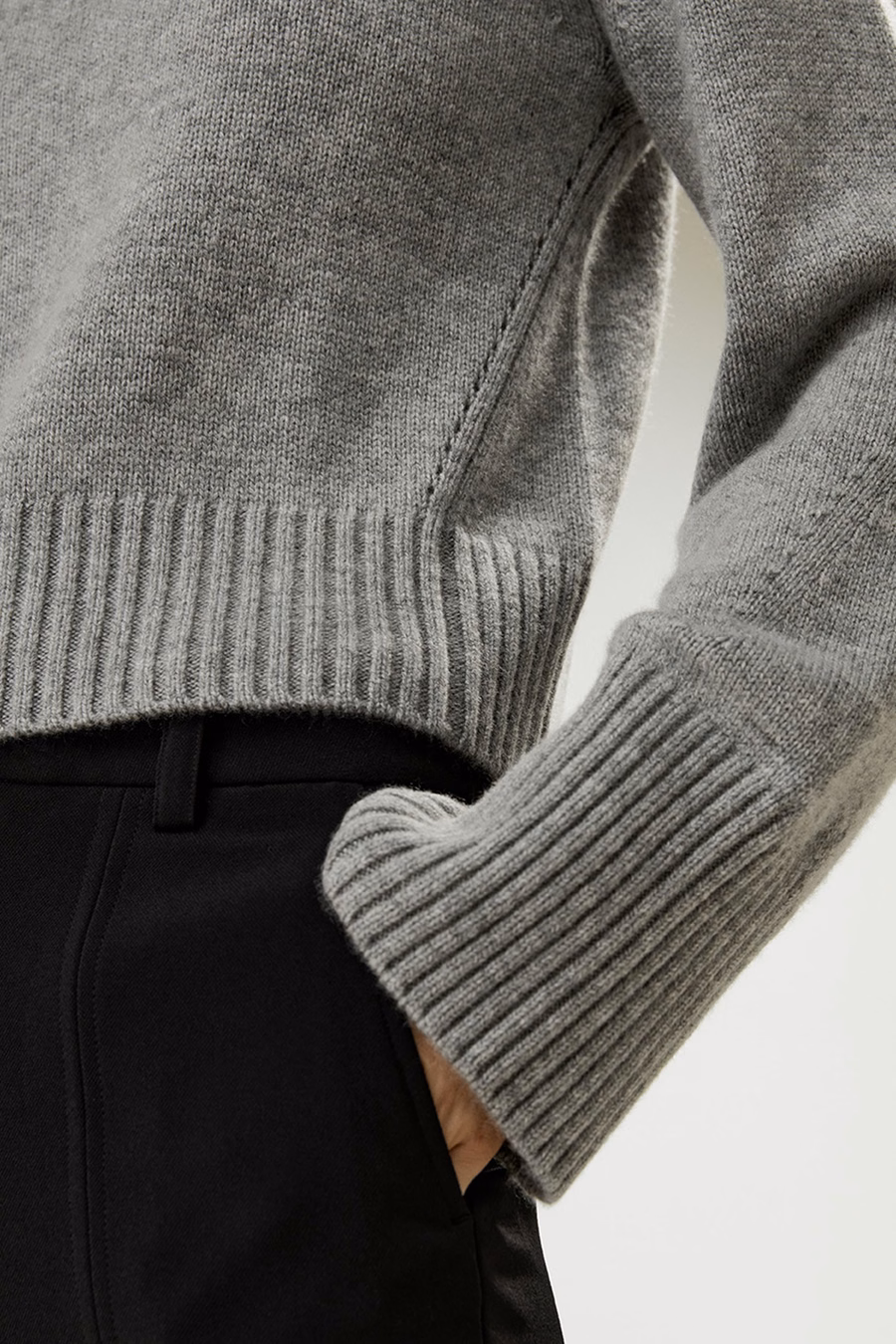 Sweter z wełny kaszmirowej o żeberkowym kołnierzu i dolnym wykończeniu