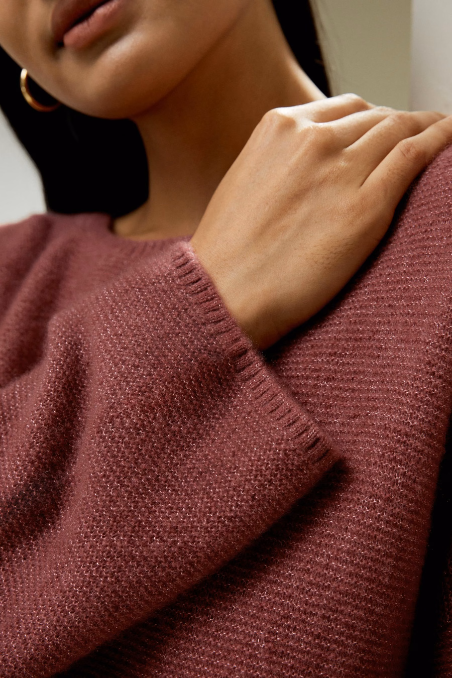 Sweter z bawełny jedwabno-kaszmierowej o luźnym kroju z opadającymi ramionami
