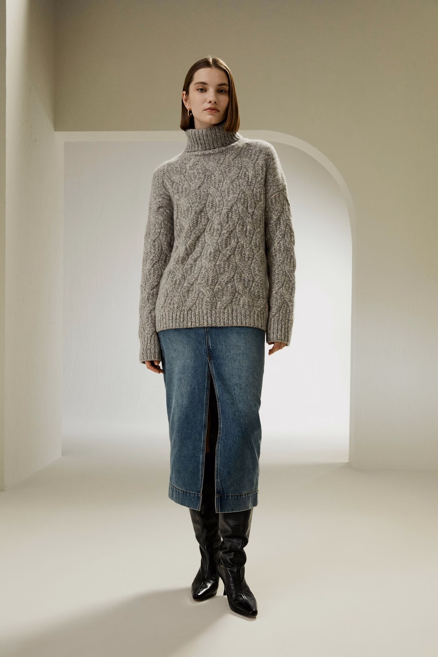 Sweter z kołnierzem stojącym z kaszmiru w splocie kablowym