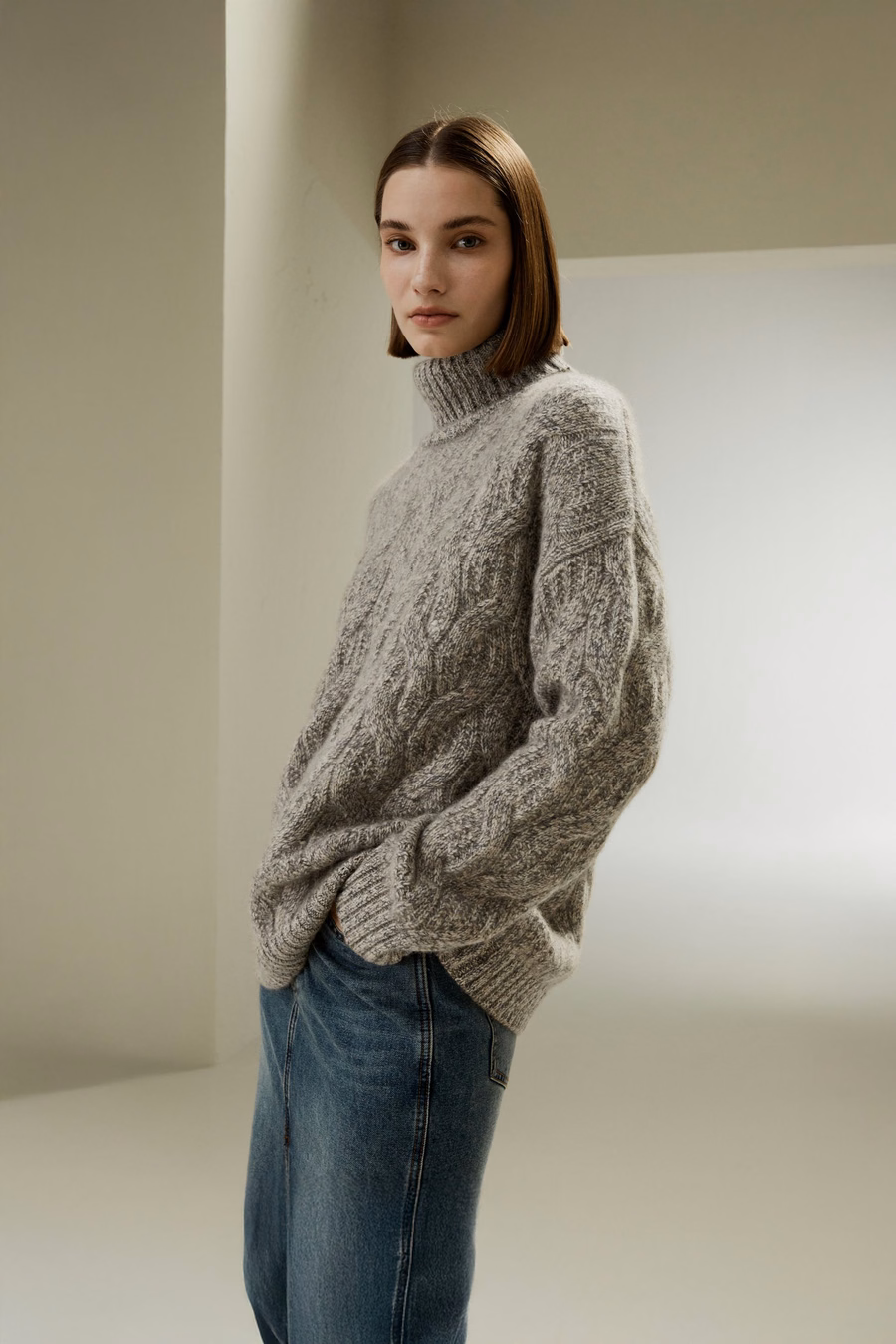 Sweter z kołnierzem stojącym z kaszmiru w splocie kablowym