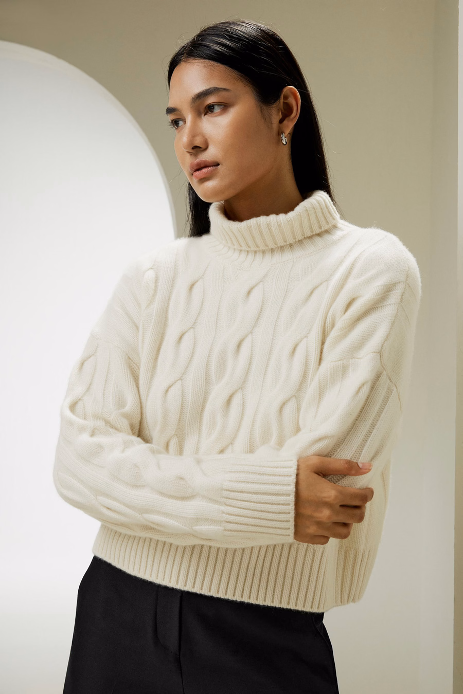 Sweter z kaszmiru z szyją typu turtleneck robiony na drutach