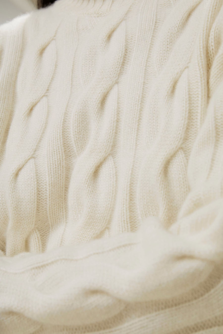 Sweter z kaszmiru z szyją typu turtleneck robiony na drutach