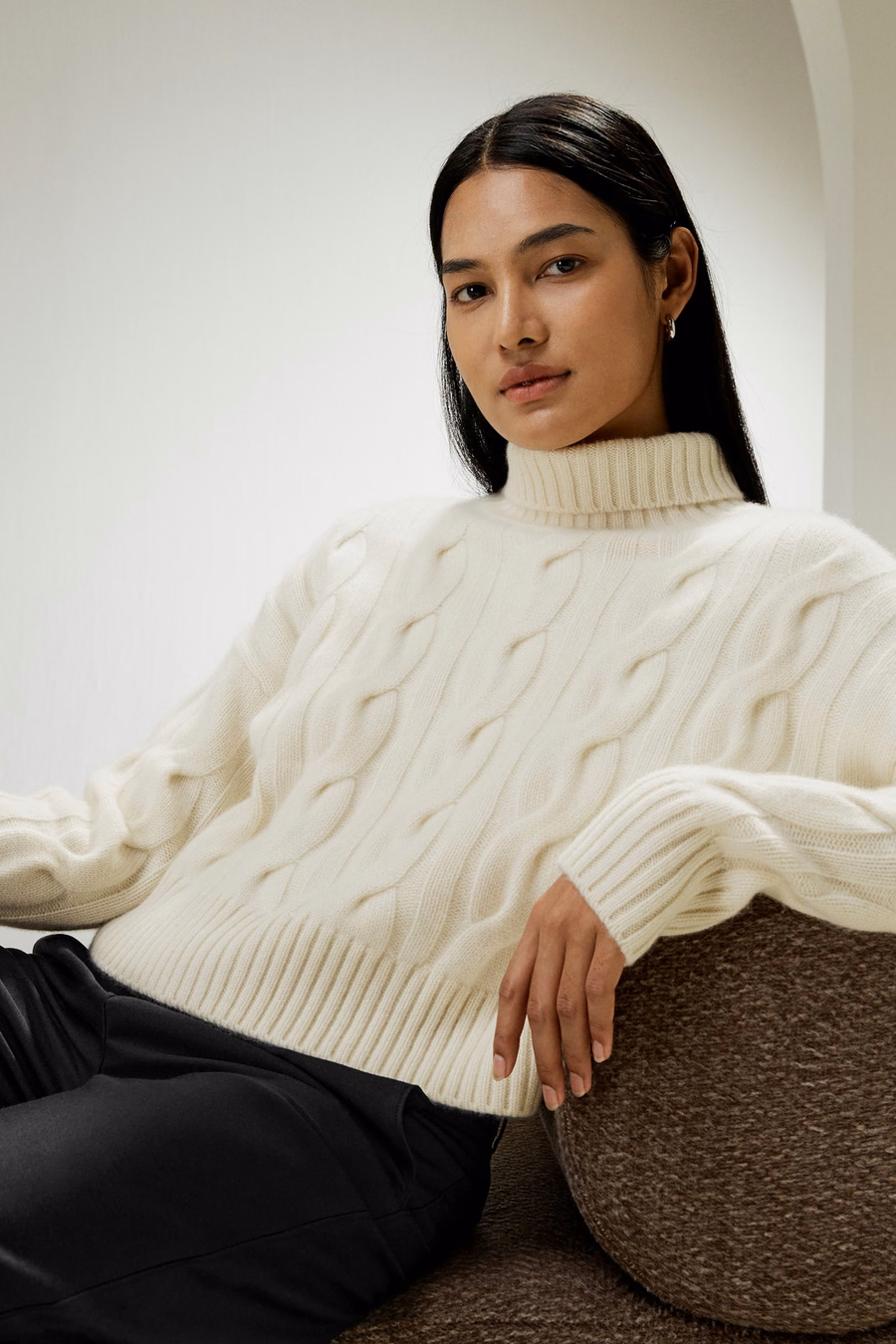 Sweter z kaszmiru z szyją typu turtleneck robiony na drutach