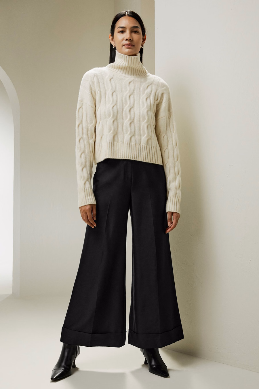 Sweter z kaszmiru z szyją typu turtleneck robiony na drutach