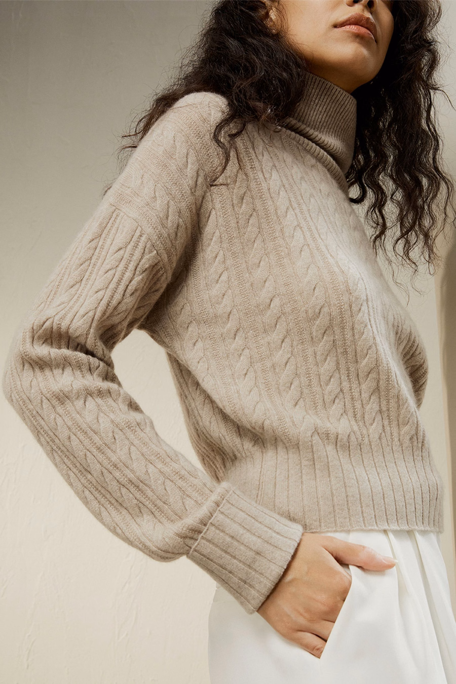 Klasyczny sweter z golfem w sploty kablowe