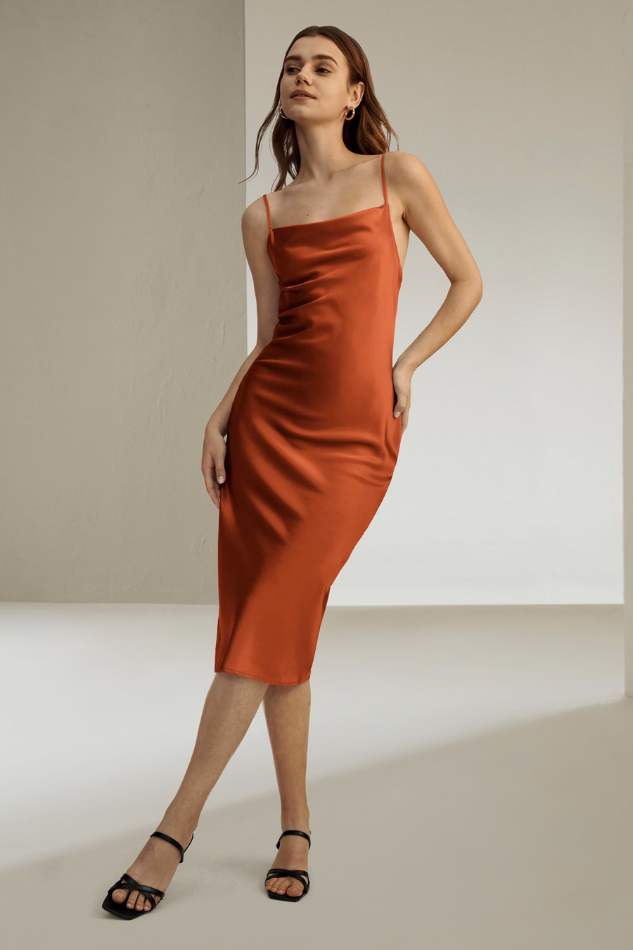 Elegancka Uwodzicielska Sukienka z Dekoltem Cowl