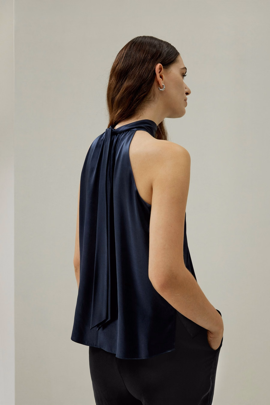 Minimalistyczny jedwabny top na halter