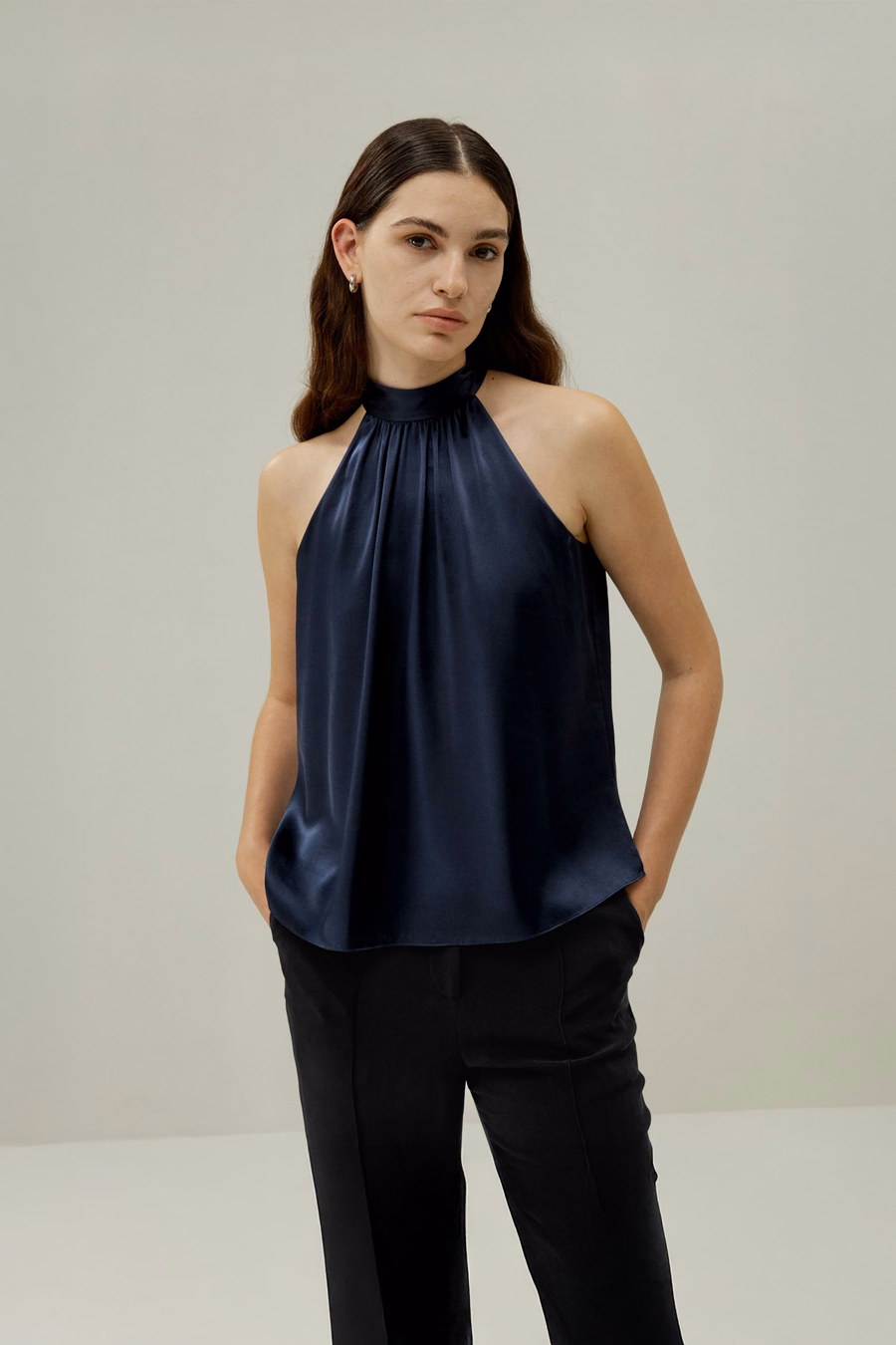 Minimalistyczny jedwabny top na halter