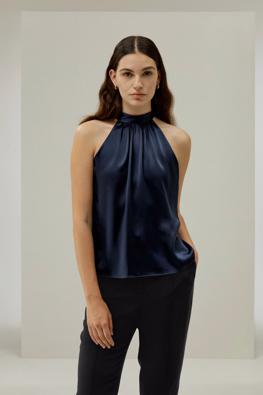 Minimalistyczny jedwabny top na halter
