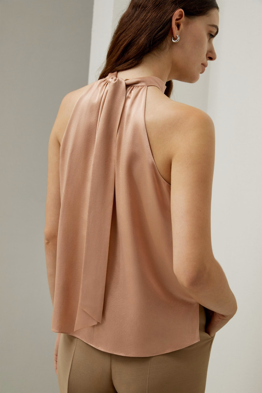 Elegancki top na halter z jedwabiu