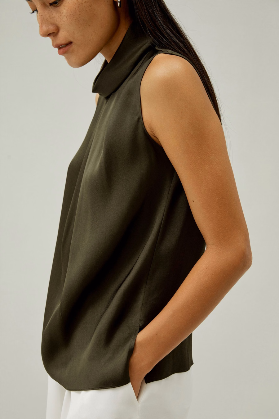 Asymetryczny bezrękawnik z dekoltem kapturem