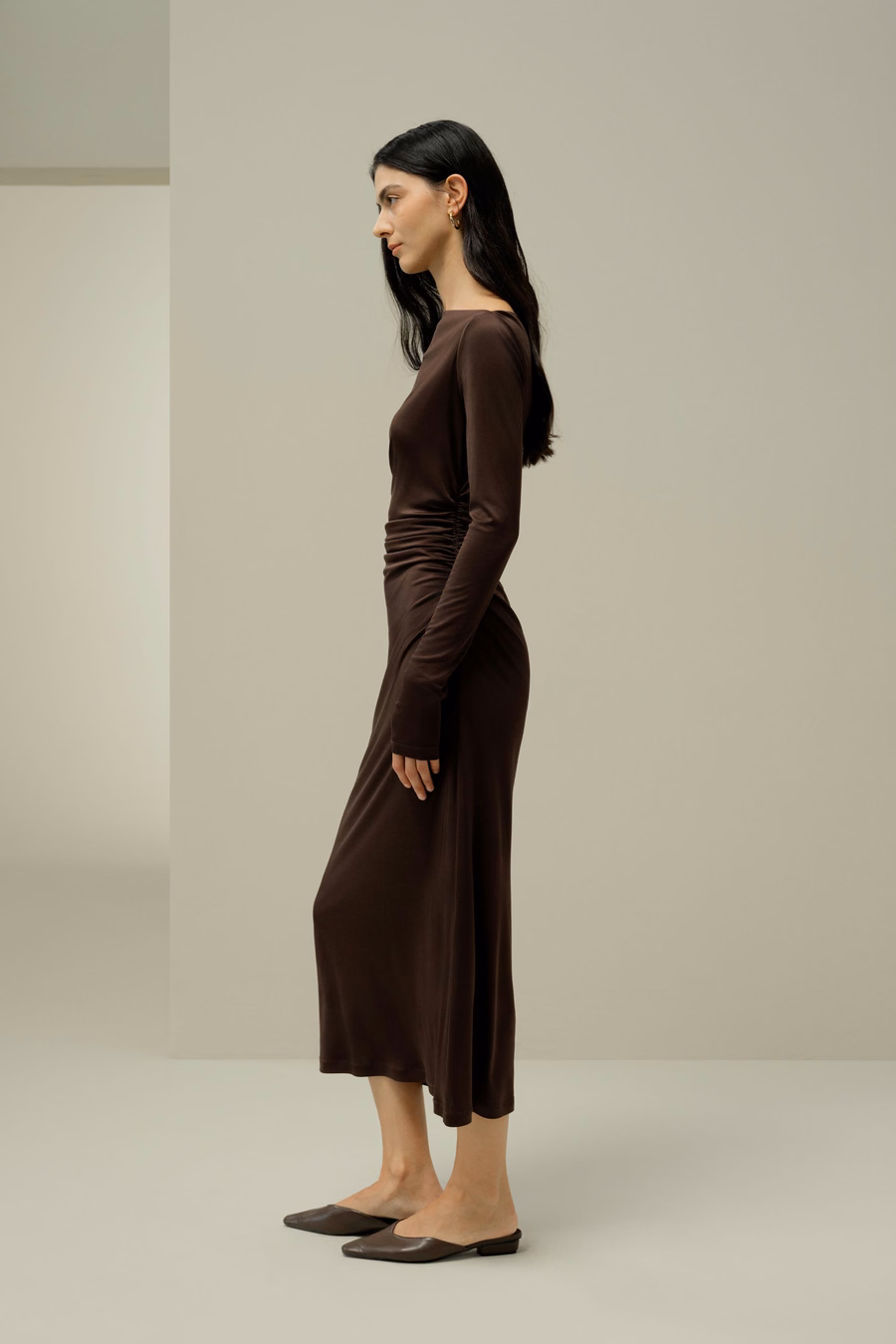 Elegancka jedwabna midi sukienka z marszczeniem