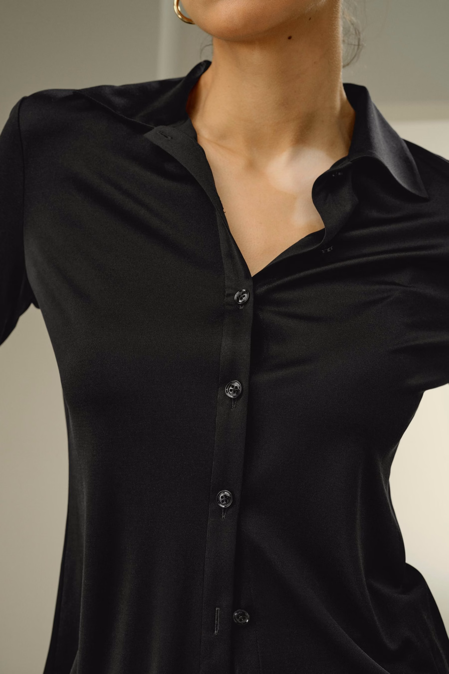 Podstawowa slim fit bluzka z jedwabnego jerseyu