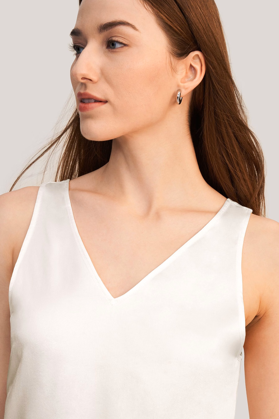 Tank top z dekoltem w serek bez rękawów z jedwabiu
